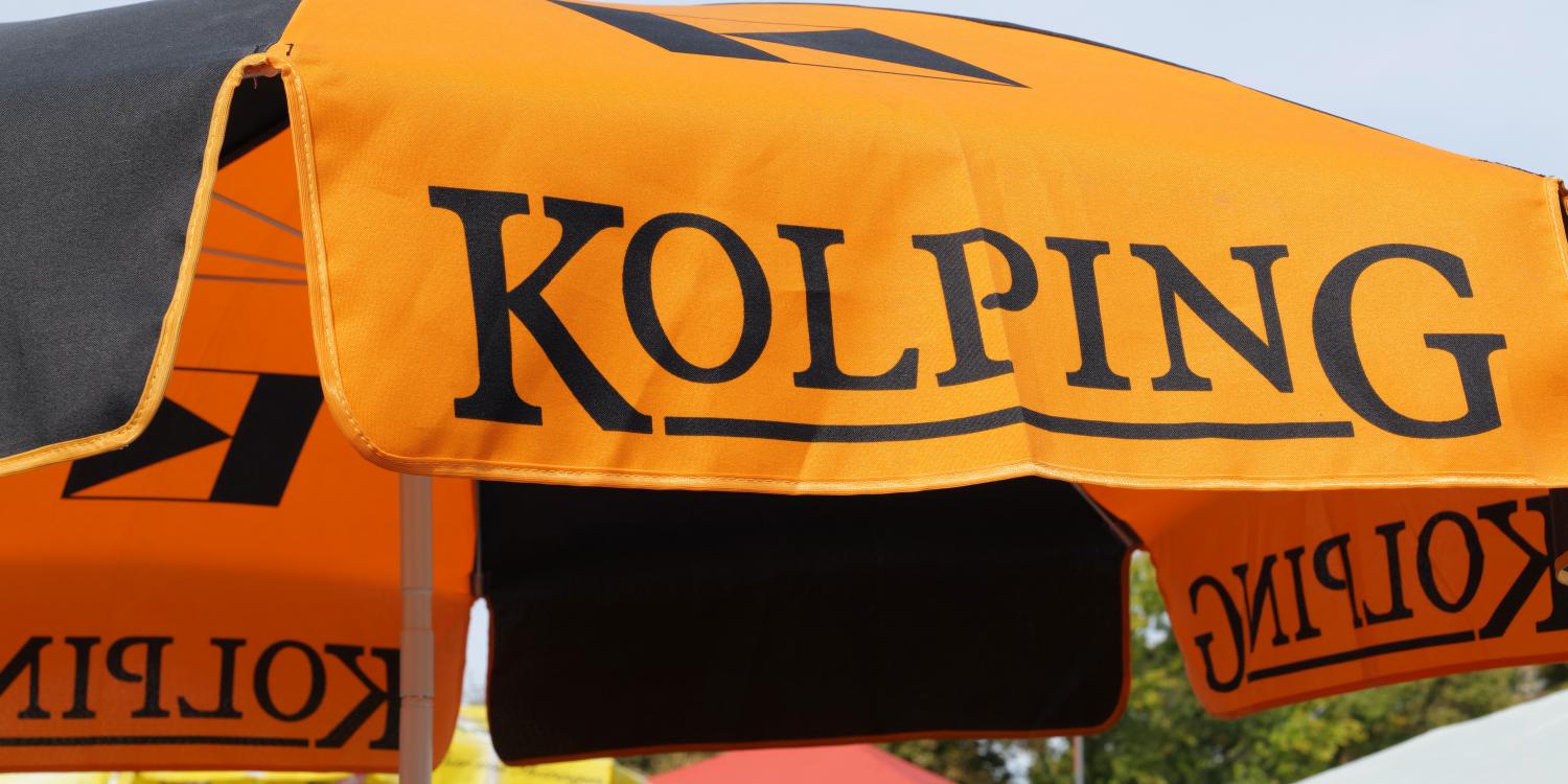 Kolpingschirm Bild: Peter Weidemann In: Pfarrbriefservice.de