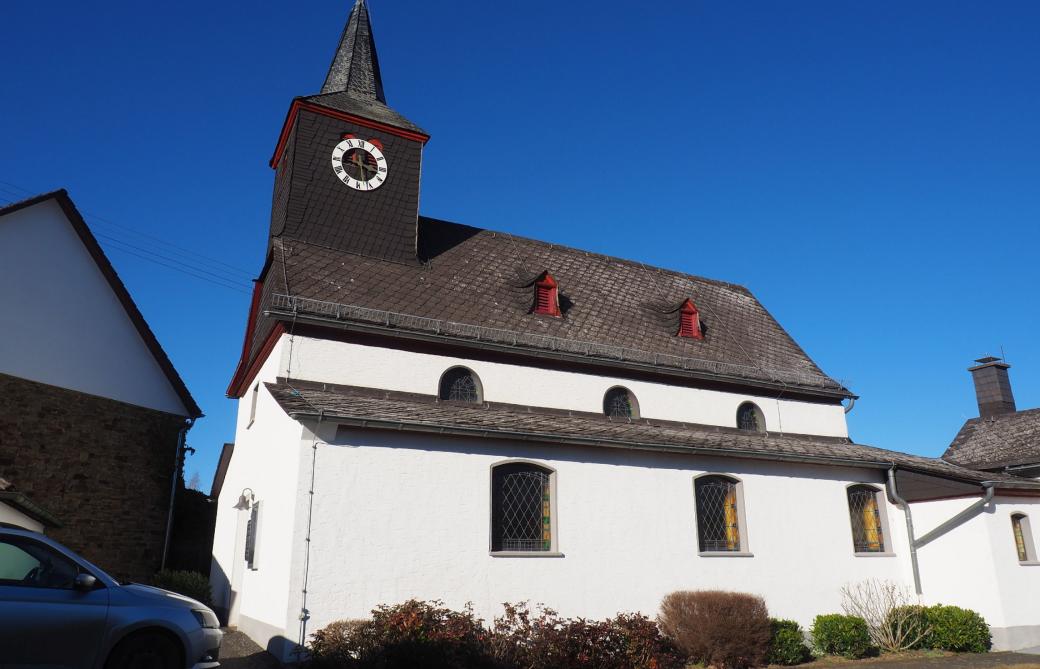 Außenansicht der Kirche in Berg