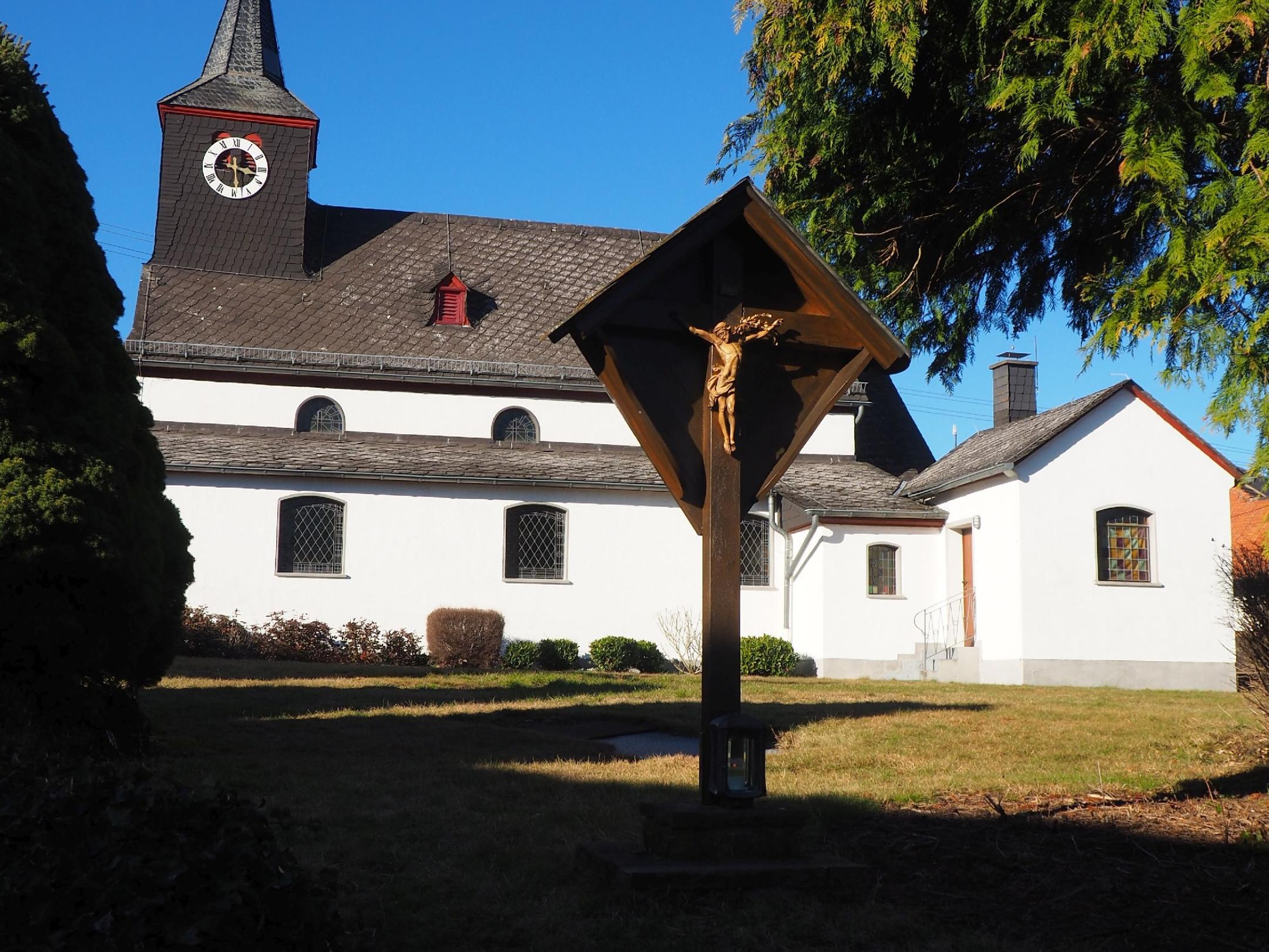 Aussenansicht Seite Kapelle Berg
