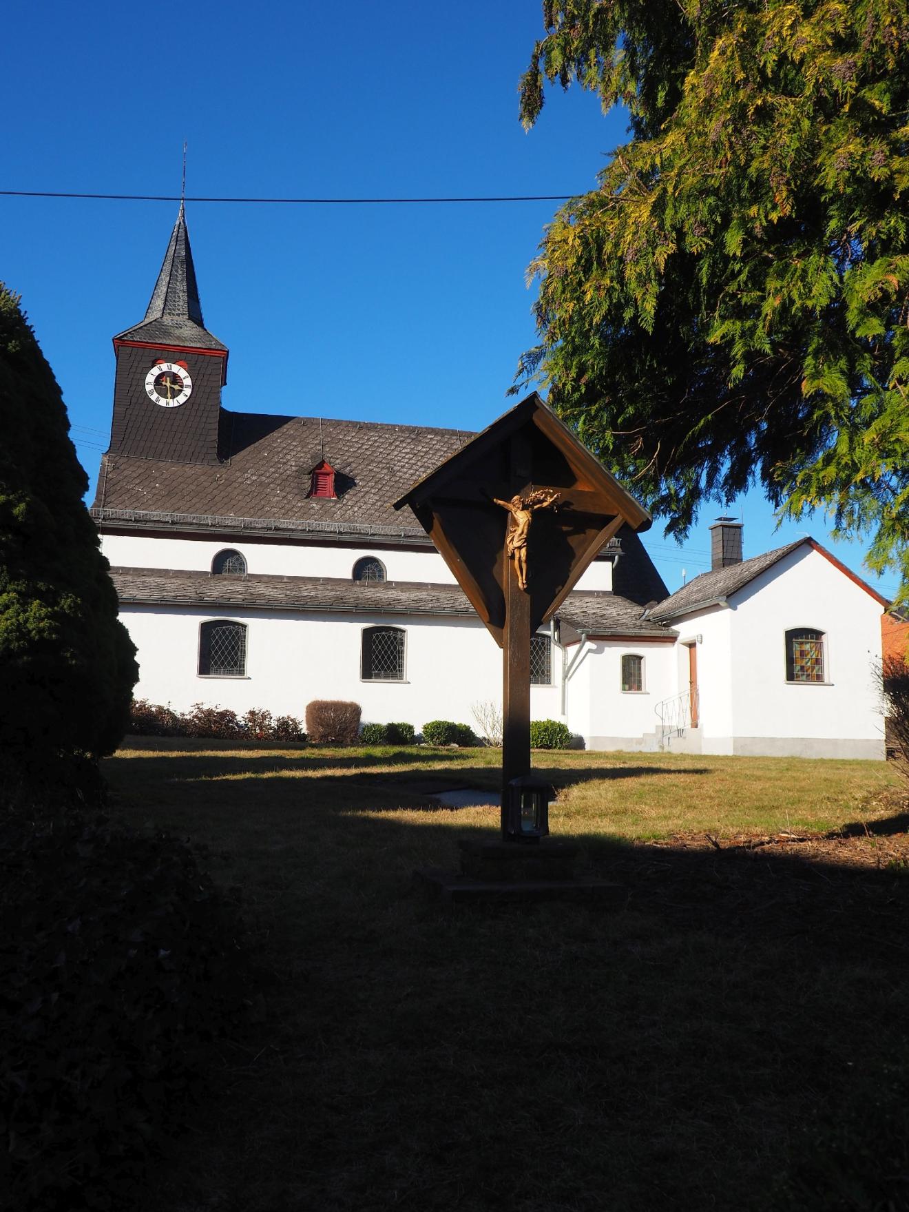 Aussenansicht Seite Kapelle Berg