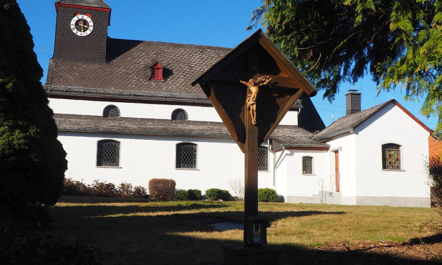 Aussenansicht Seite Kapelle Berg