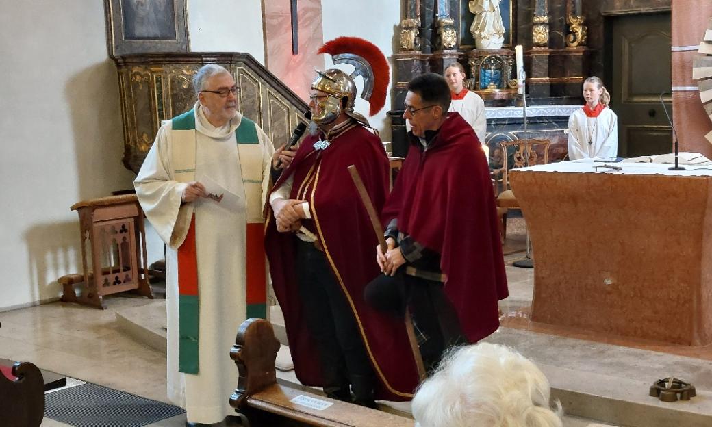 Besuch von St. Martin und dem armen Mann im Gottesdienst