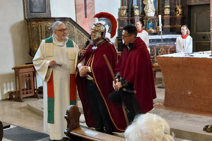 Besuch von St. Martin und dem armen Mann im Gottesdienst