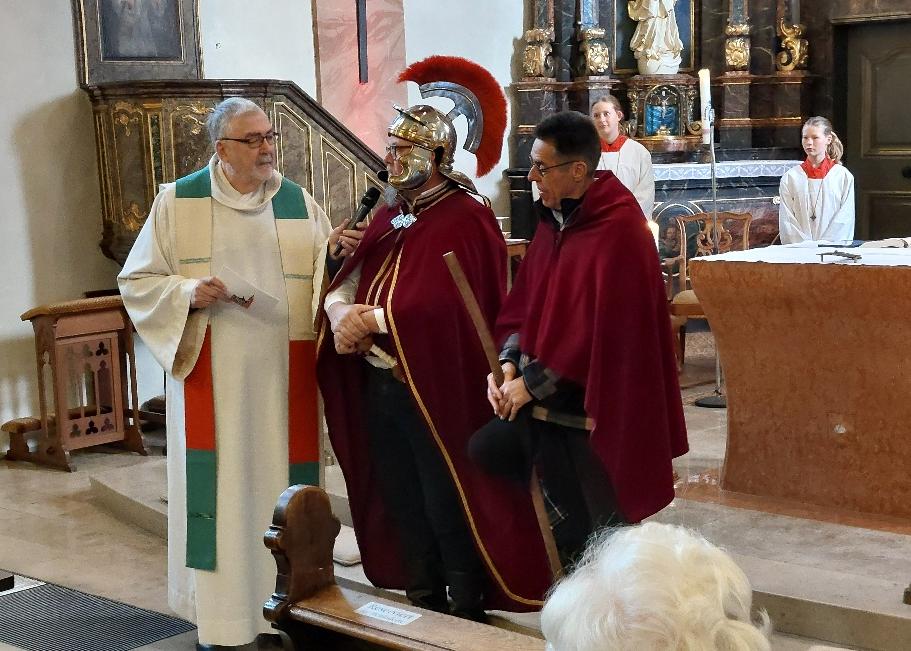 Besuch von St. Martin und dem armen Mann im Gottesdienst