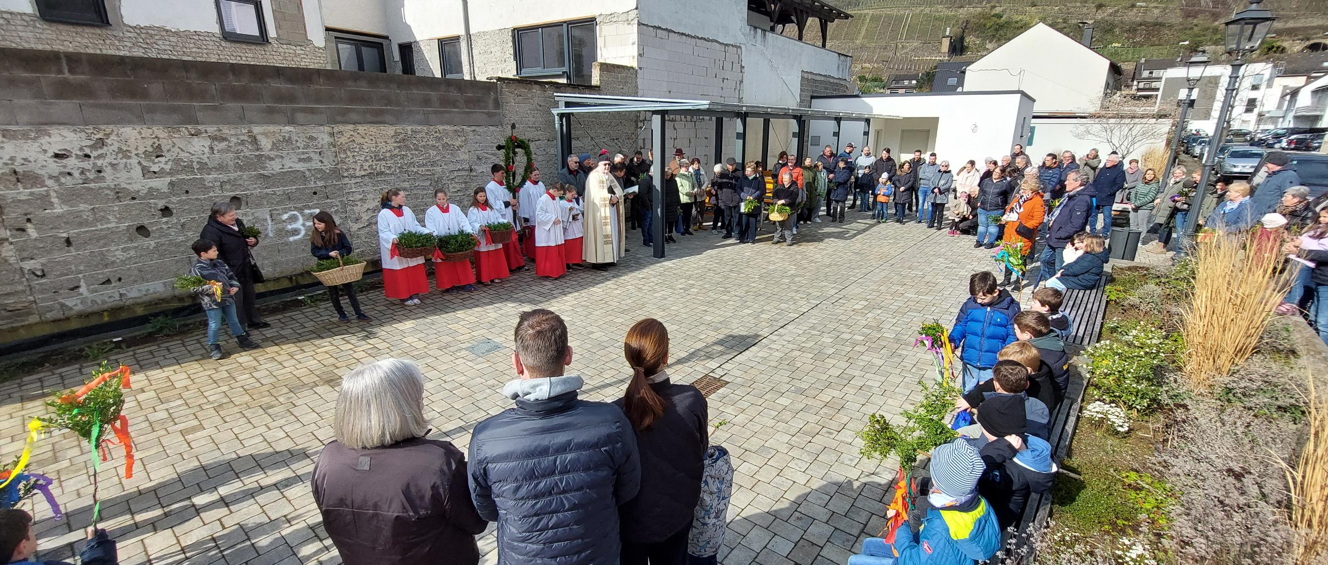 Palmweihe auf dem Dorfplatz