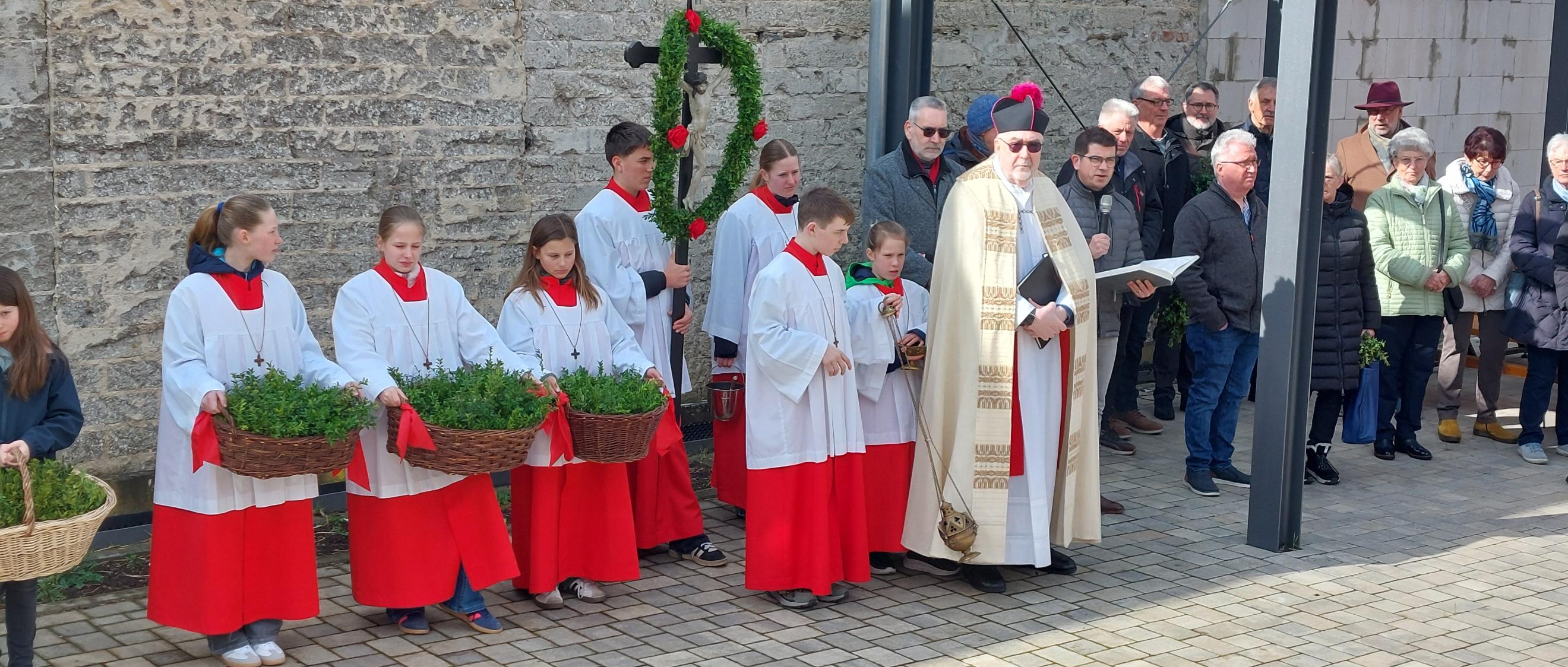 Palmweihe auf dem Dorfplatz