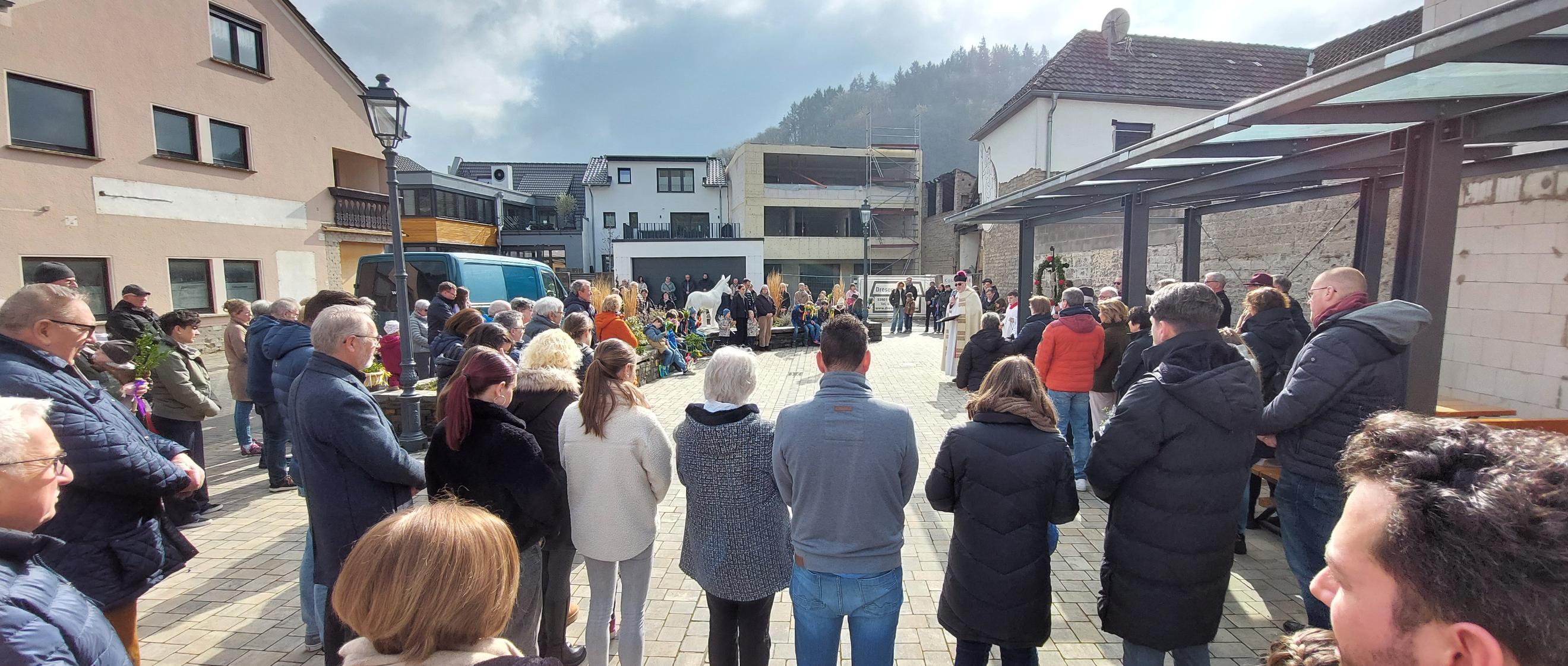 Palmweihe auf dem Dorfplatz