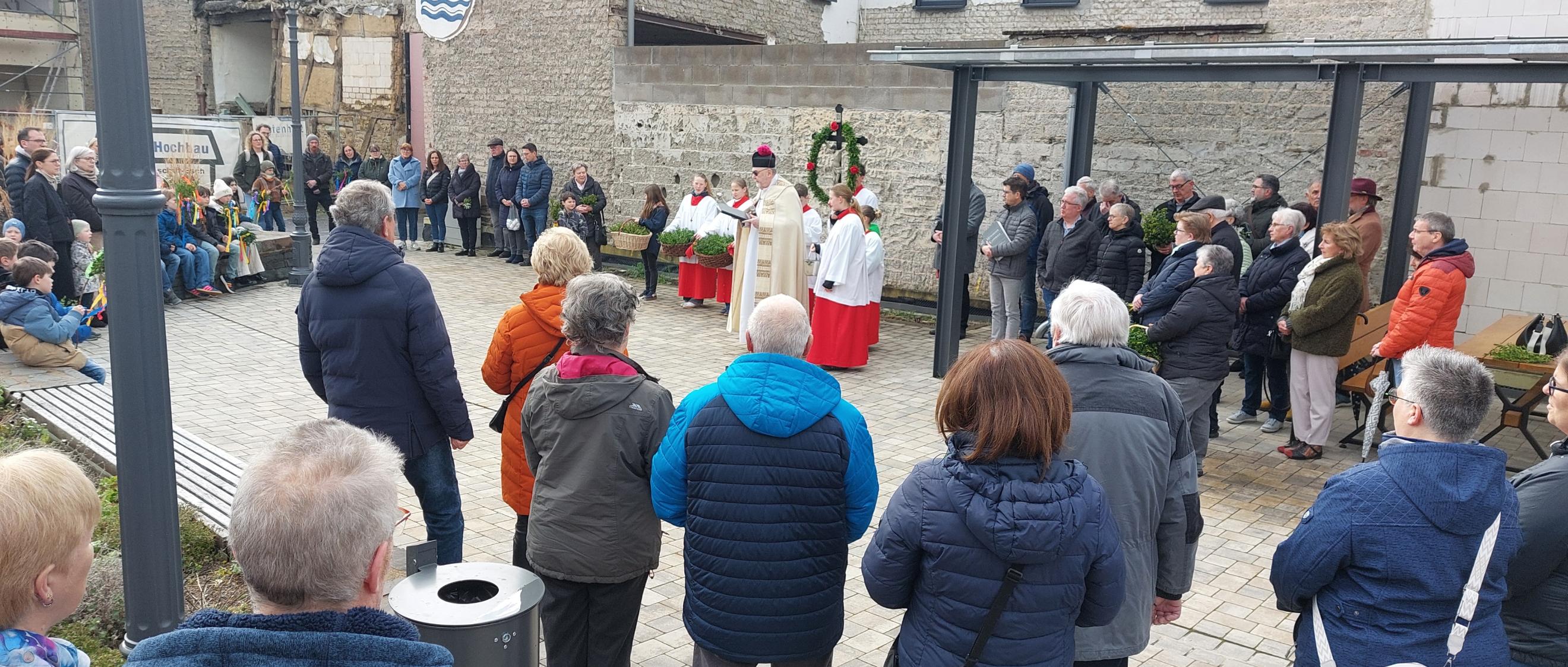 Palmweihe auf dem Dorfplatz
