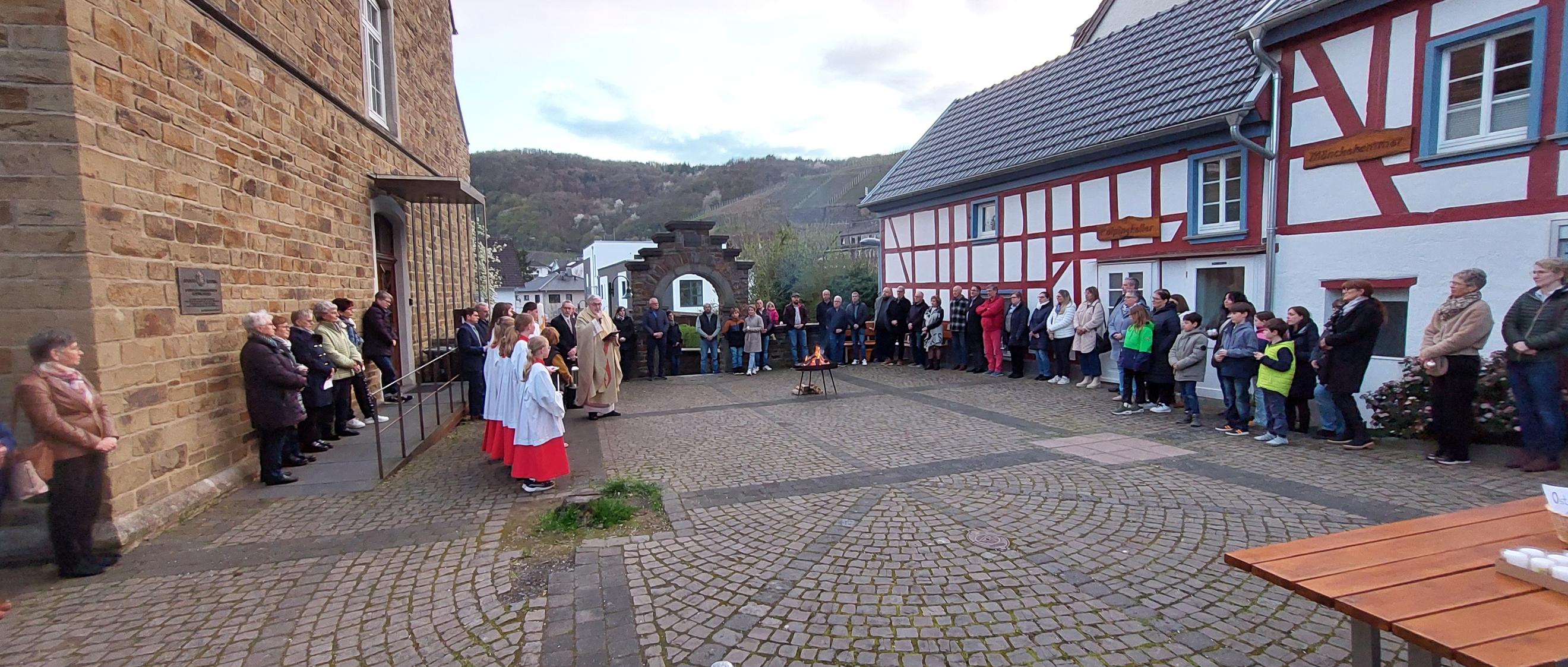 Entzünden der Osterkerze