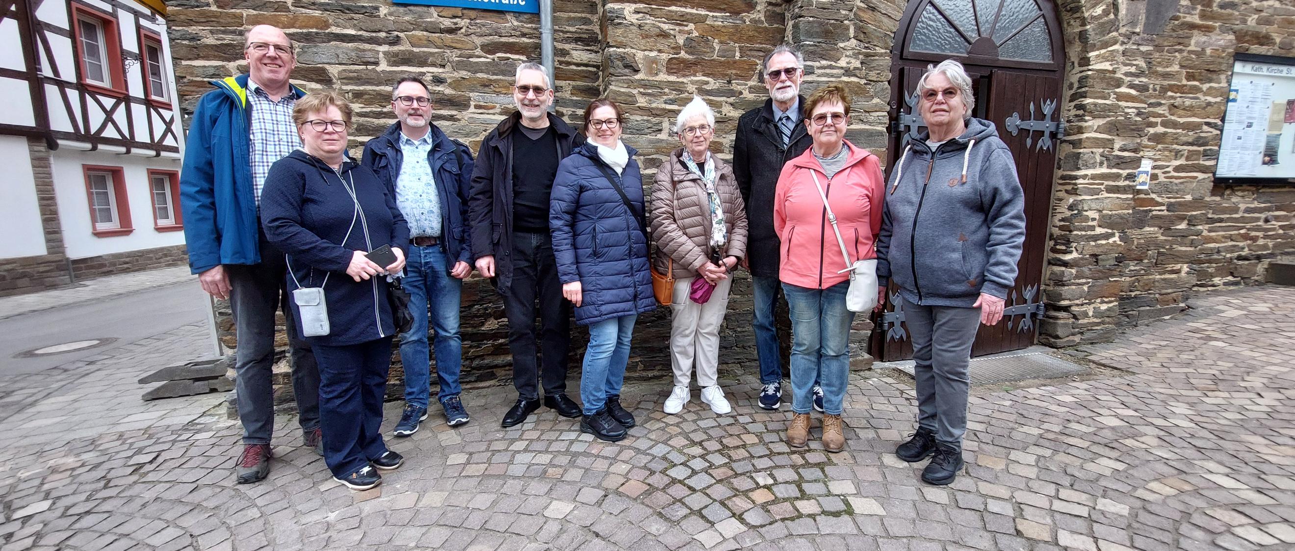 Emmausgang - vor der Kirche in Rech