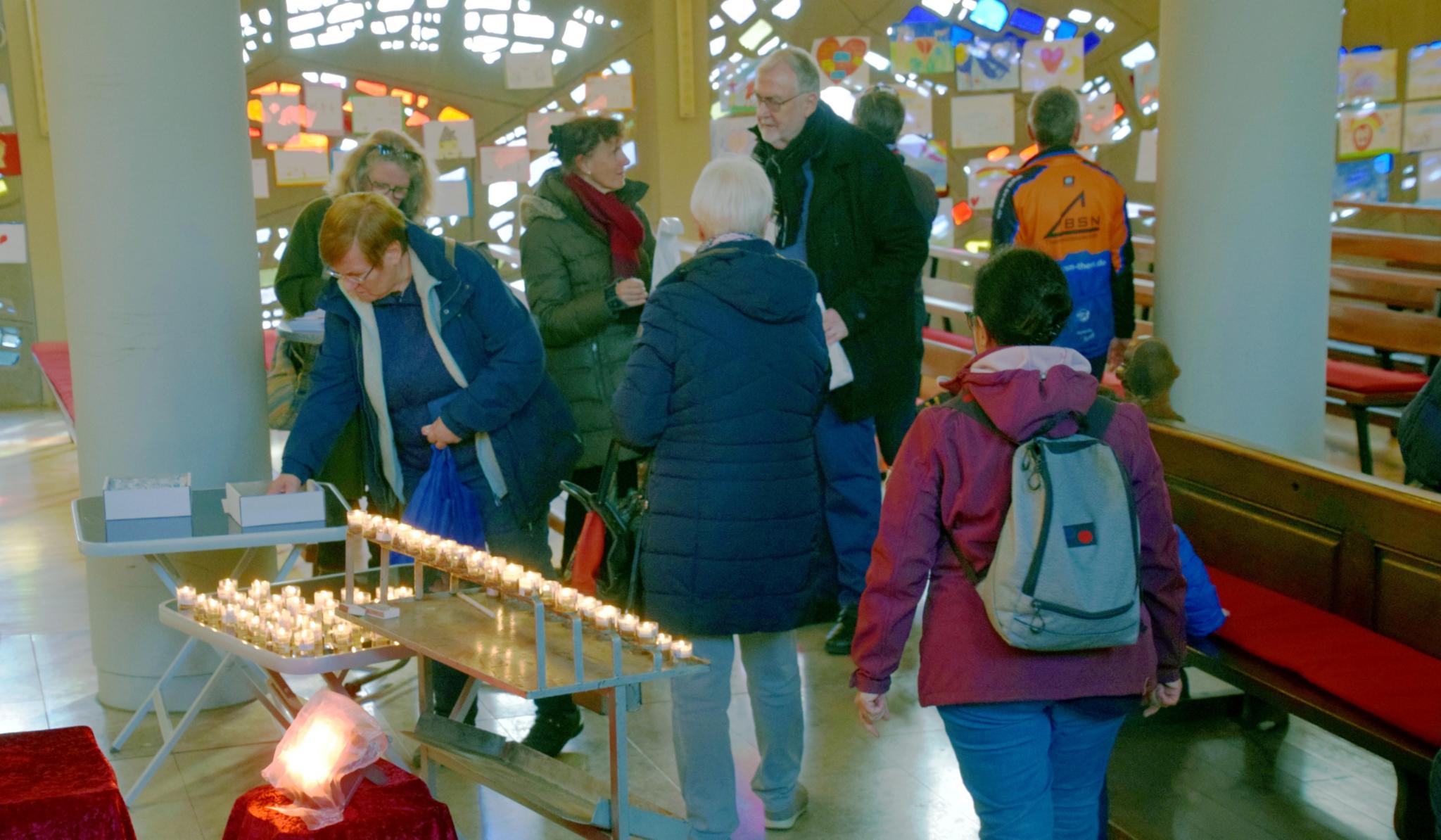 Pfarrer Schumacher im Gespräch mit Kirchenbesuchern