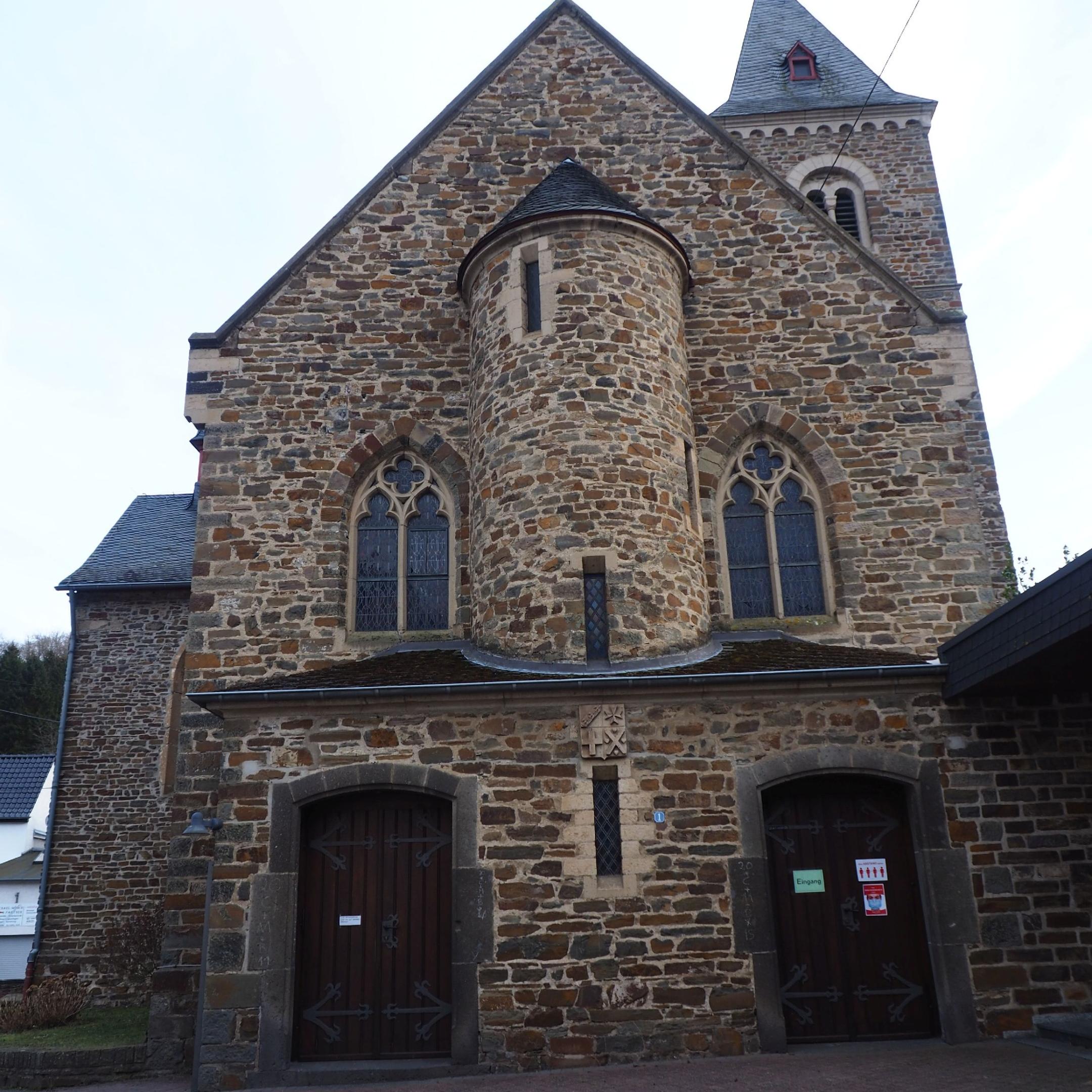 Blick auf das Portal Kirch St. Kunibert Hönningen