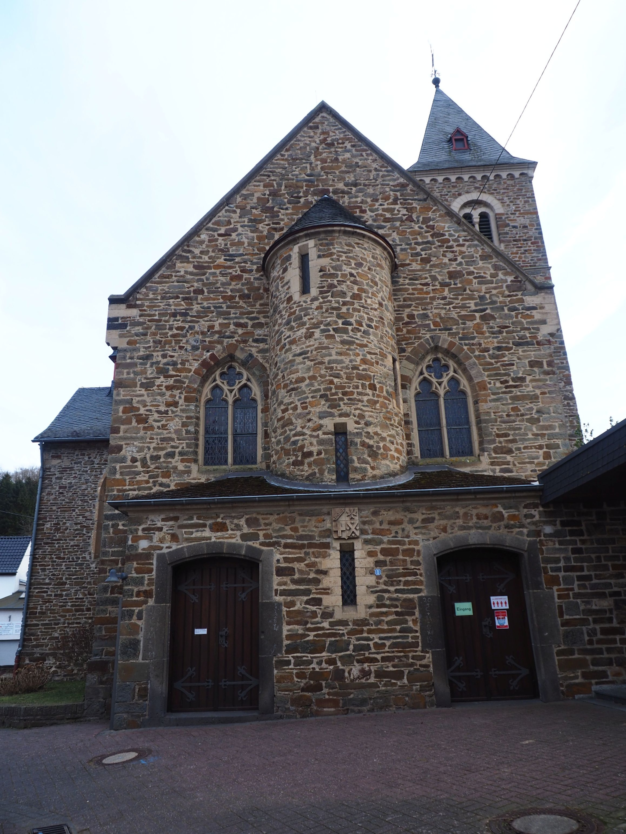Blick auf das Portal Kirch St. Kunibert Hönningen