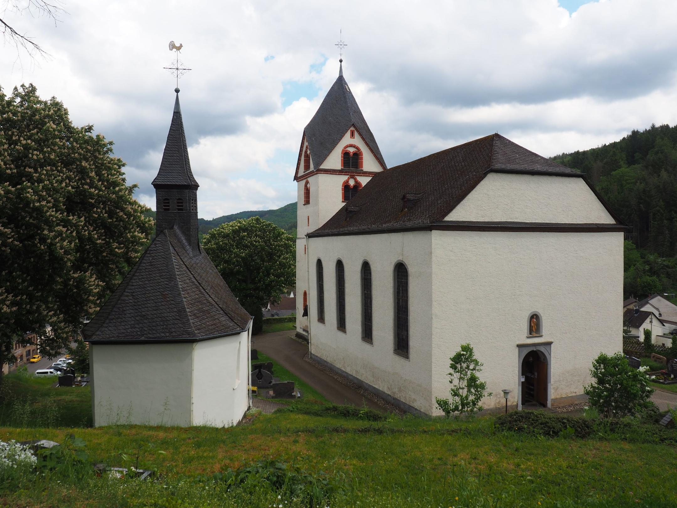 Blick auf die Pfarrkirche Kesseling