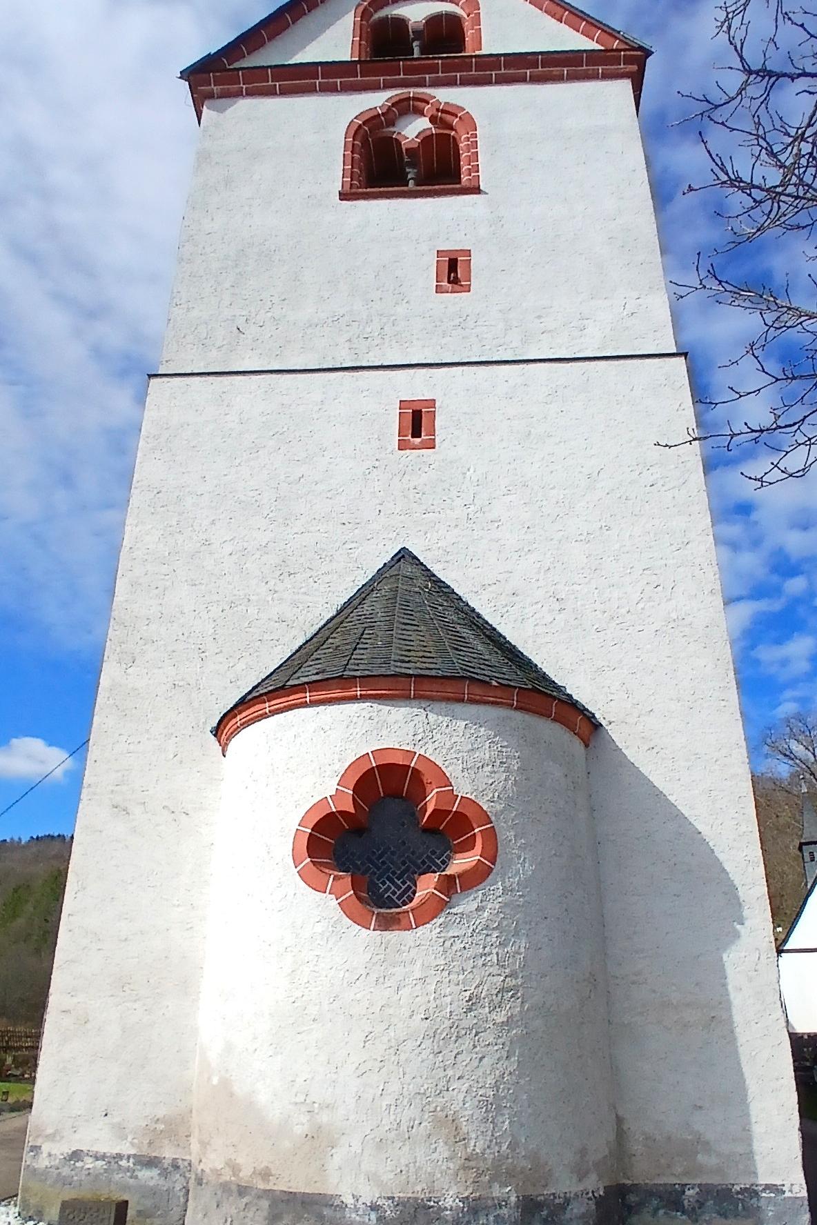 Turm mit Apsis zur Sakristei