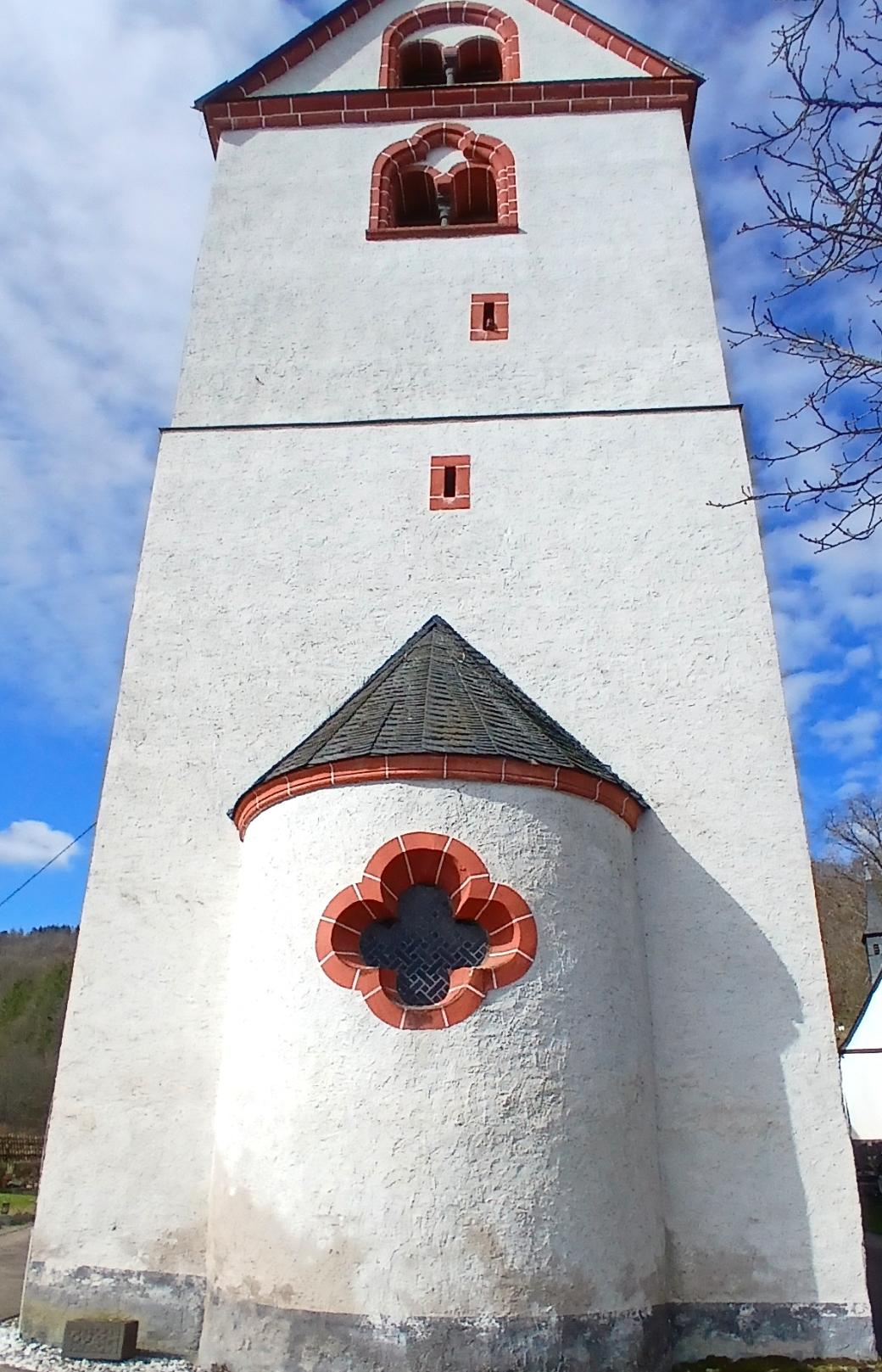 Turm mit Apsis zur Sakristei