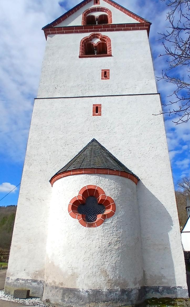 Turm mit Apsis zur Sakristei