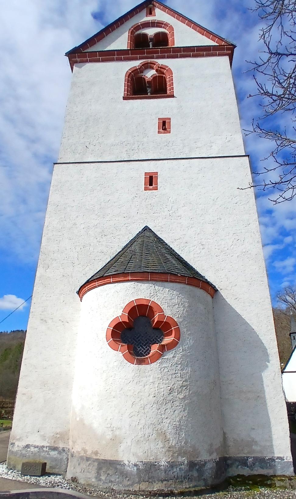 Turm mit Apsis zur Sakristei