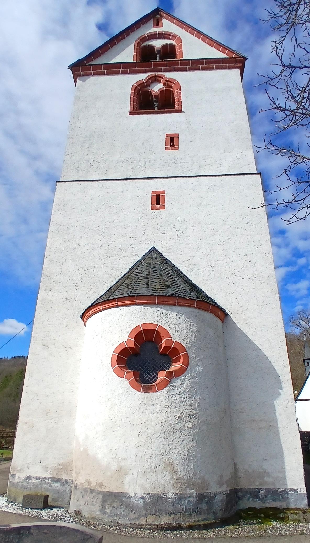 Turm mit Apsis zur Sakristei