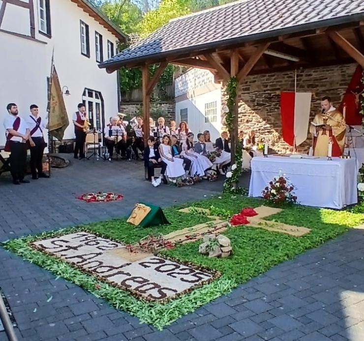 feierlicher Gottesdienst im Ortskern