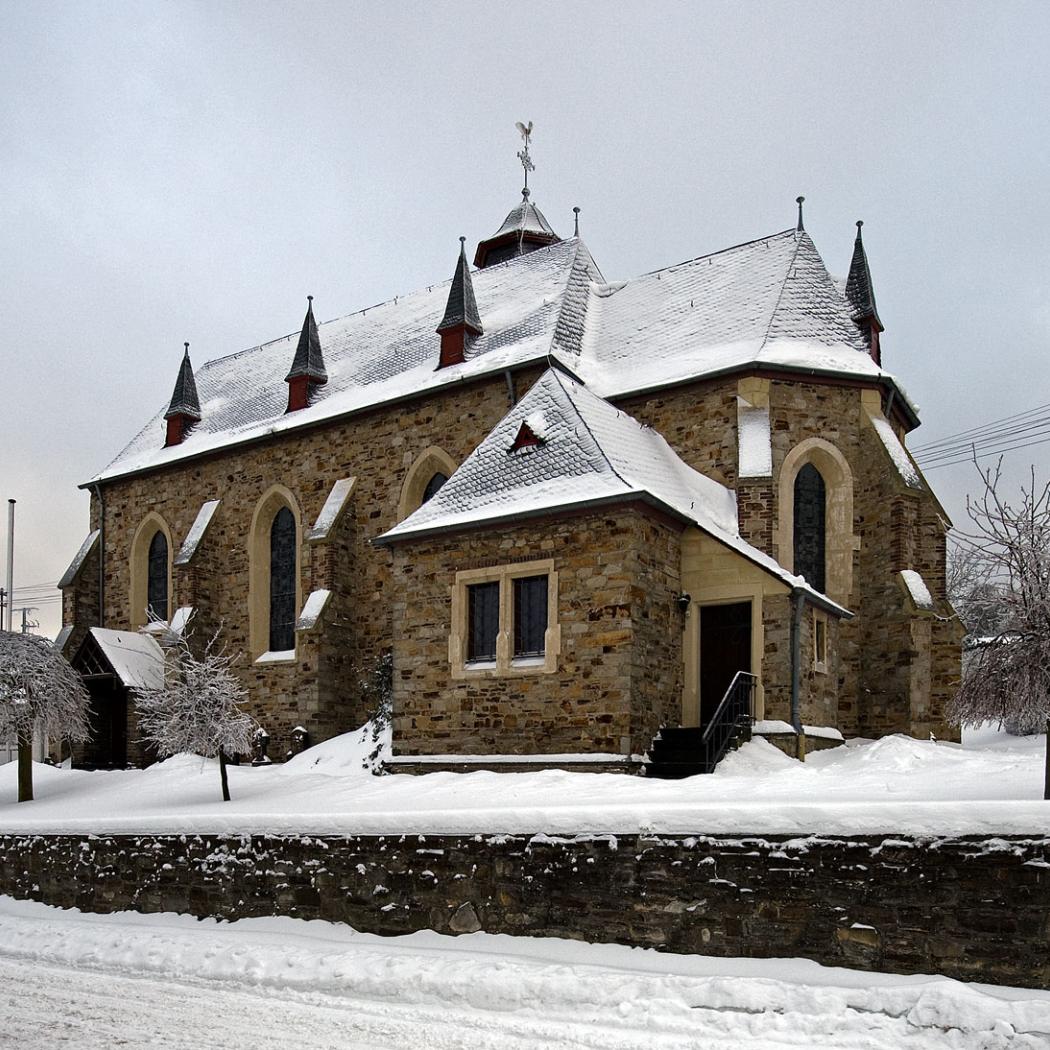 Außenansicht der Pfarrkirche in Lind
