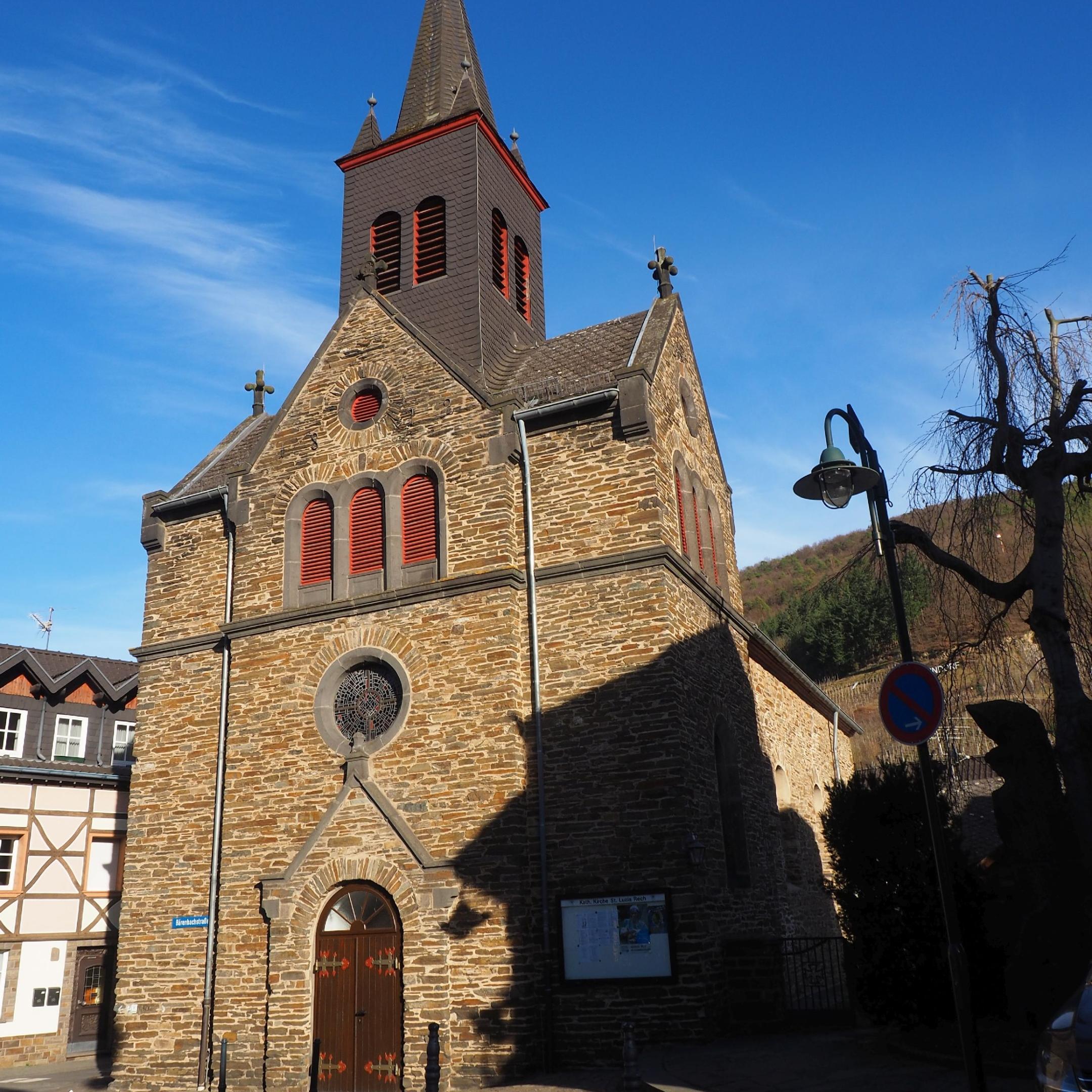 Blich von vorne auf die Kapelle St. Luzia in rech
