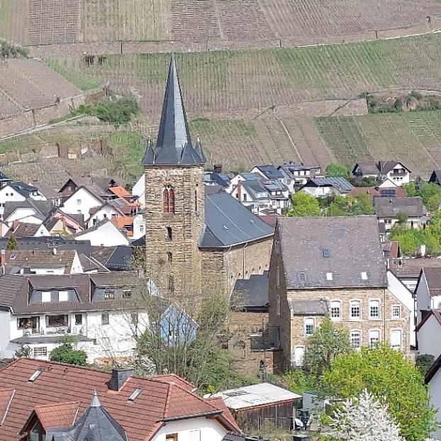 Blick auf die Pfarrkirche St. Johannes Apostel in Dernau