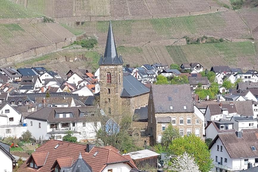 Blick auf die Pfarrkirche St. Johannes Apostel in Dernau