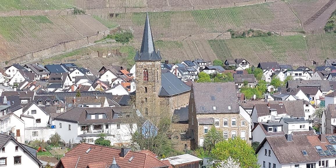 Blick auf die Pfarrkirche St. Johannes Apostel in Dernau (c) Norbert Geihsler Blick auf die Pfarrkirche St. Johannes Apostel in Dernau