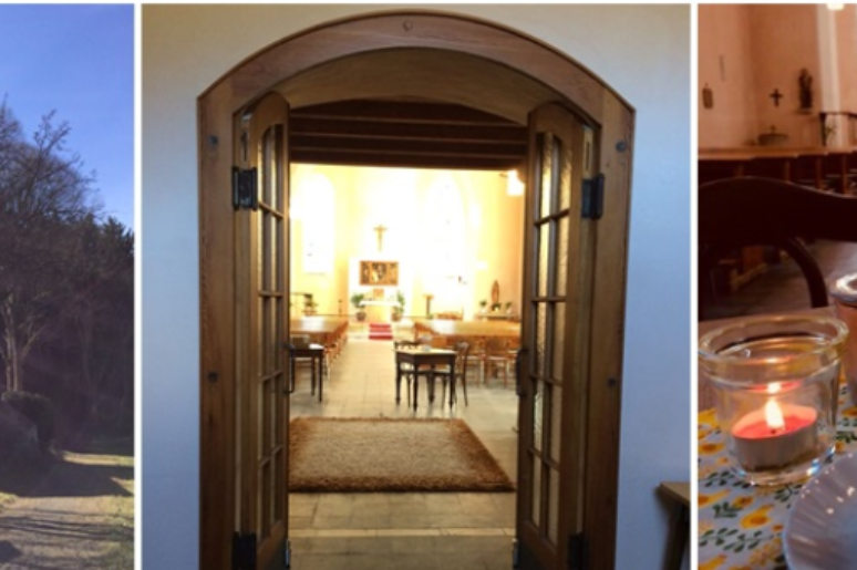 Durch die geöffnete Tür der Kirche von Heckenbach sieht man in den erleuchteten Kirchenraum.