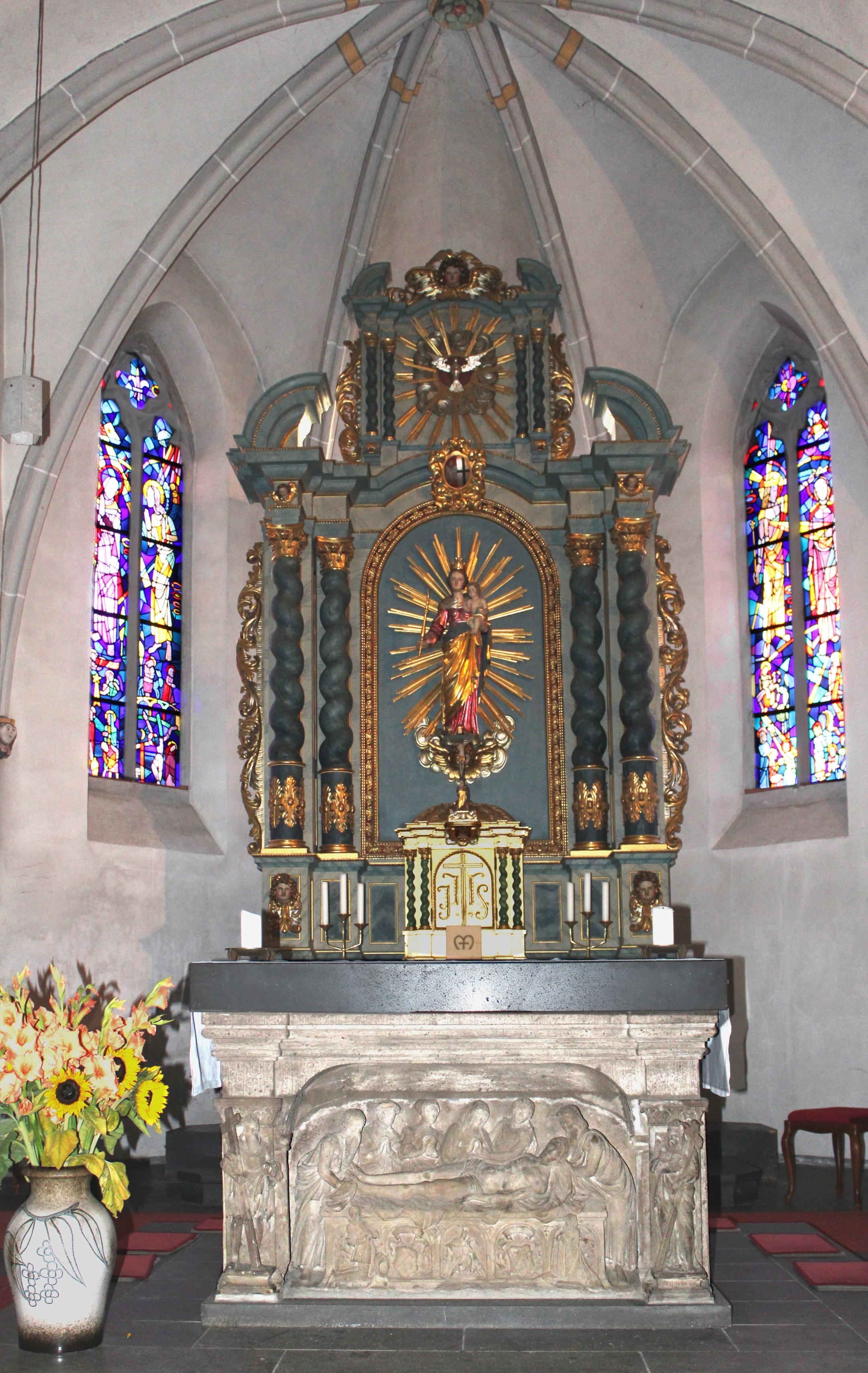 Pfarrkirche Maria Verkündigung - Chorraum und Hochaltar