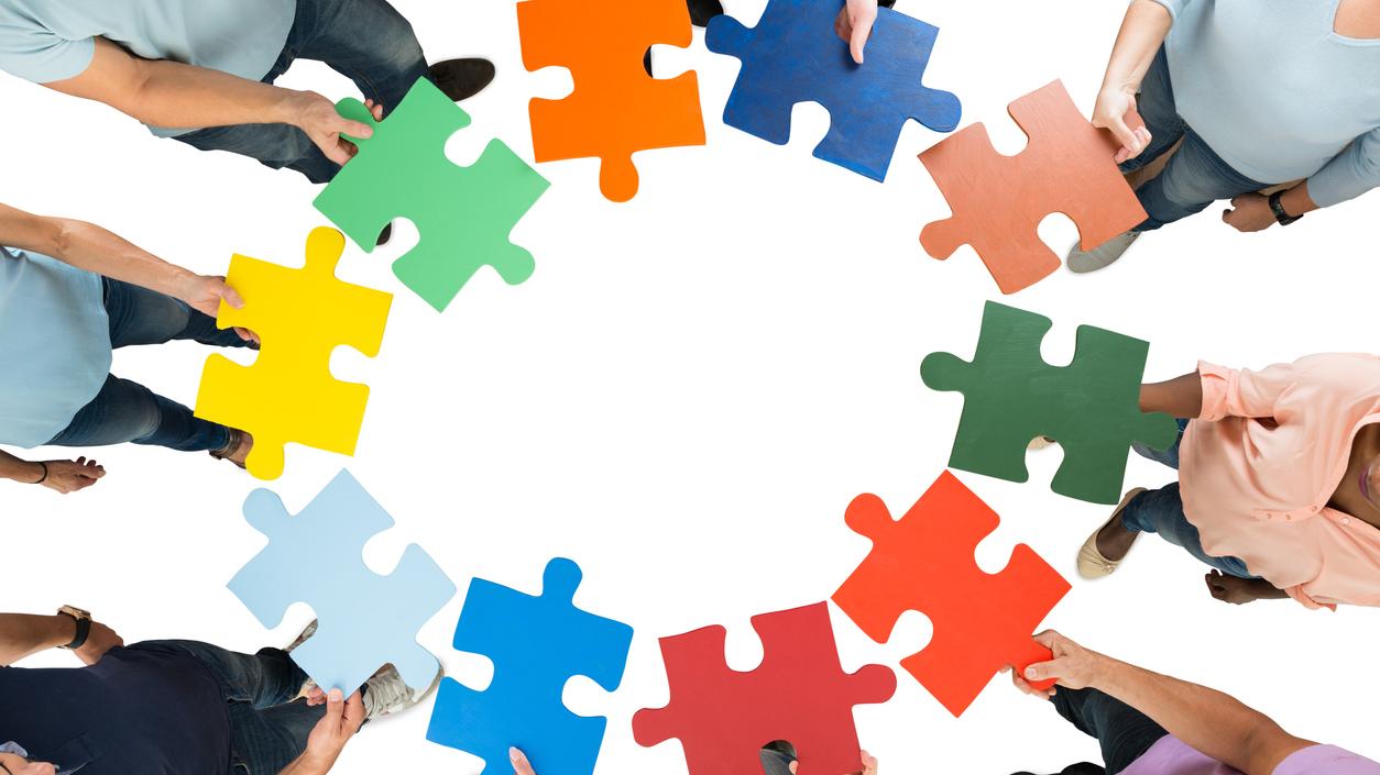 Zehn Personen halten zehn bunte Puzzelteile in den Händen. (c) AndreyPopov auf iStock.com Zehn Personen halten zehn bunte Puzzelteile in den Händen.